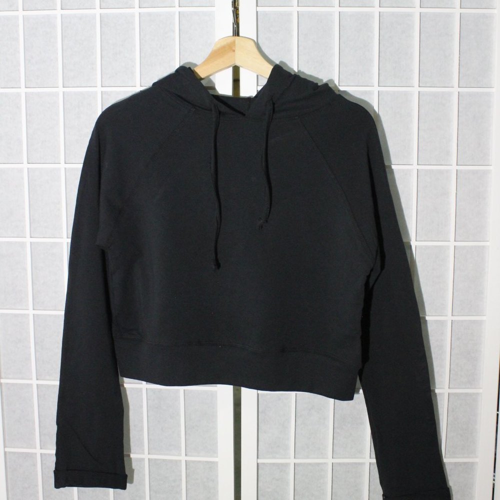 Women's cropped black hoodie (JM11P)